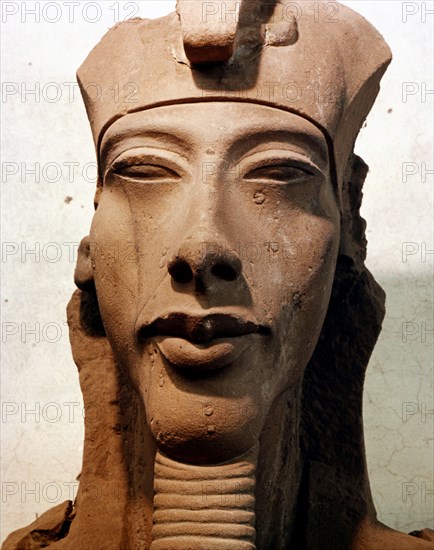 A colossal head of Amenhotep IV ( Akhenaton ) in the Double Crown