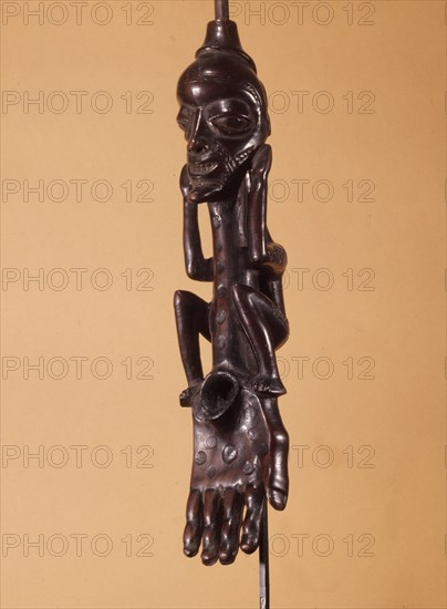 Pipe in the form of a seated man above an outstretched hand