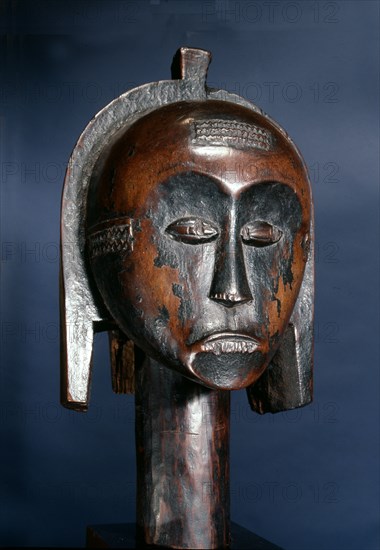 These heads, known as Bieri, were attached to bark boxes containing the skulls and bones of ancestors, both to guard the relics and as a focus for prayers, complaints and sacrifices