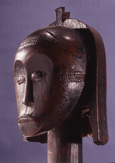 These heads, known as Bieri, were attached to bark boxes containing the skulls and bones of ancestors, both to guard the relics and as a focus for prayers, complaints and sacrifices