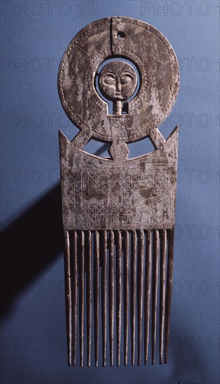 A comb decorated with Ashanti allegorical figures