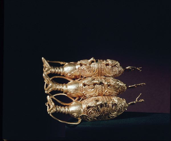 Jewellery in the form of three elephants surmounted by six birds