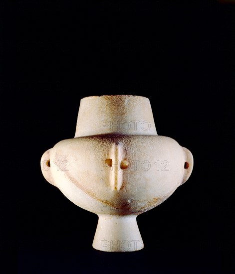 Cycladic vessel, belongs to the most common Grotta Pelos type, which is known as kandila (the modern Greek name for lamp)