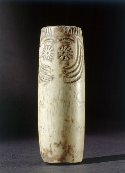 Incised bone idol