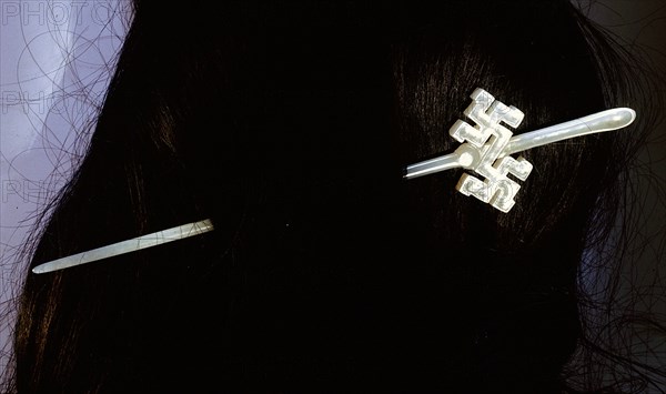 Hairpin in the form of a swastika