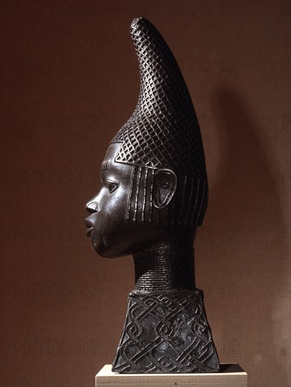 Idia, the mother of Oba Esigie, was granted the right to establish her own palace and ancestral altars as a reward for using her mystic powers to bring victory in Benins war against the Igala