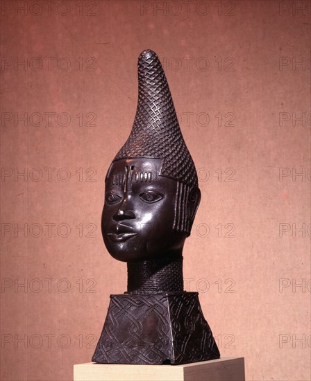 Idia, the mother of Oba Esigie, was granted the right to establish her own palace and ancestral altars as a reward for using her mystic powers to bring victory in Benins war against the Igala