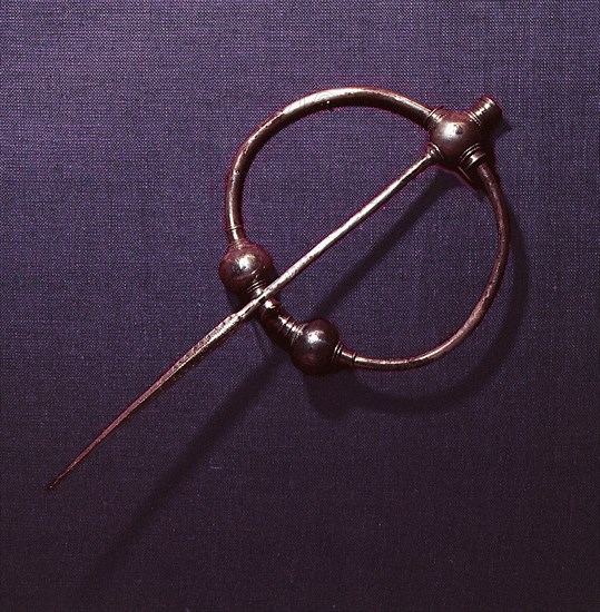 A ring and pin brooch
