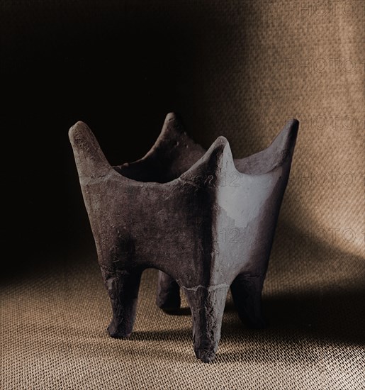 Square vessel on feet