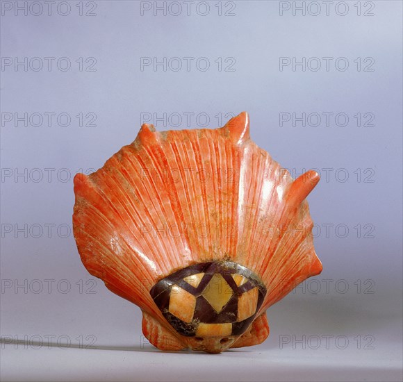 Spondylus shell decorated with a black matrix and coloured stone inlay