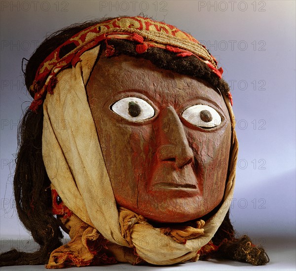 Carved human head effigy, possibly part of a mummy bundle