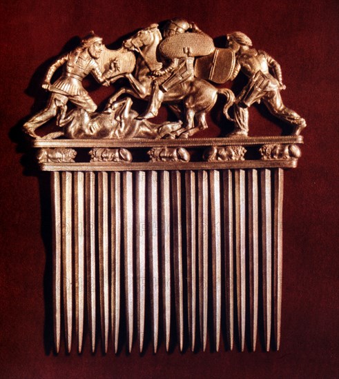A comb ornamented with a group of Scyths in combat