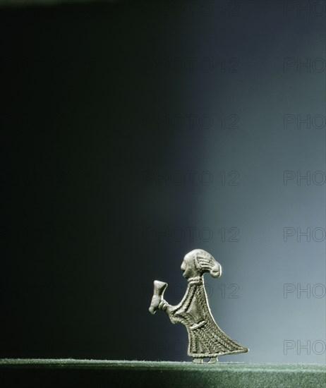 Pendant representing a Valkyrie offering a horn