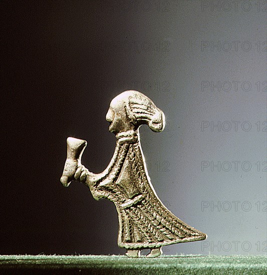 Pendant representing a Valkyrieoffering a horn