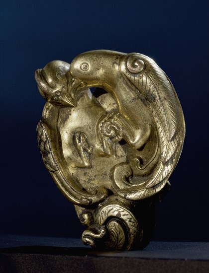 Gilt bronze sleeve weight forming a pair of billing birds