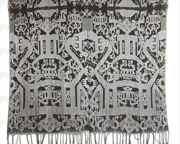 On this Atoni warp ikat mans cloth, selimut, all extremities of the figure merge into birds