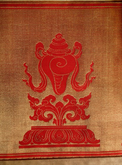 Sino Tibetan silk and gold brocade altar cloth depicting eight auspicious emblems interspersed by puja devis (offering goddesses) who offer gifts to the five Dhyani Buddhas, or Buddhas of meditation