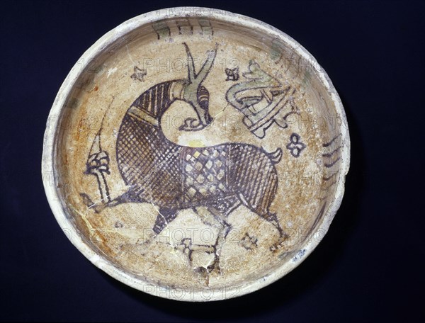 A bowl decorated with a gazelle or an antelope, symbol of beauty and grace