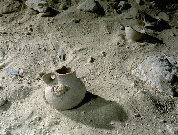 Numerous jars embellished with snakes, as well as small bronze snakes have been found at the Mount of Serpents at al Qusais, thought to be a place of worship dating to the 1st millenium BC