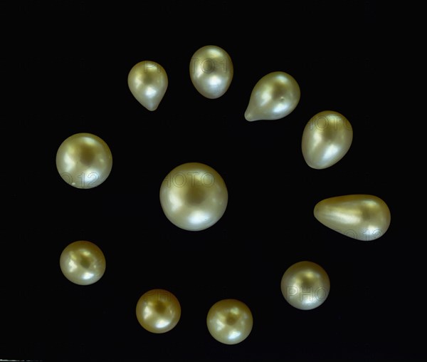 Eleven large pearls arranged in a circle