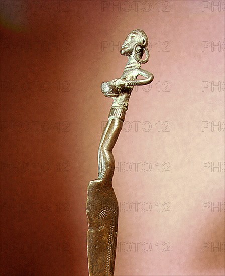 Knife handle in the form of a woman with a bowl