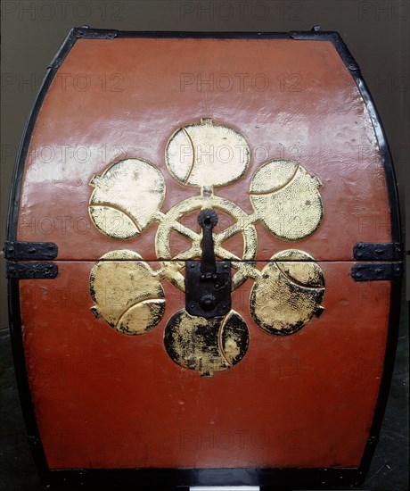 Chest for a suit of armour made of painted and embossed leather with the badge of the Doi family of Koga