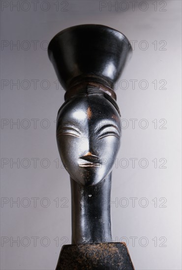 Heddle pulley with the face of a woman balancing a bowl on her head, the favourite theme of the Master of Bouafle