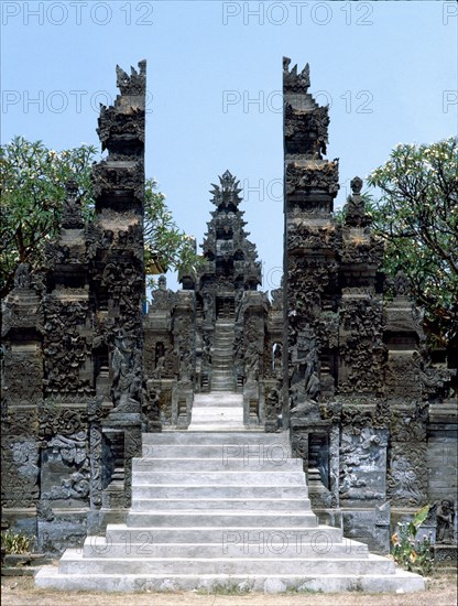 The more ornate style of northern Balinese temple architecture may be seen at Meduwe Karang