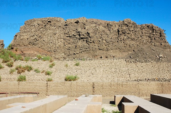 View of a ruined mud-brick building showing the details of construction