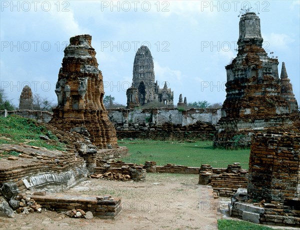 The temple ruins of Wat Chaiwatthanaram