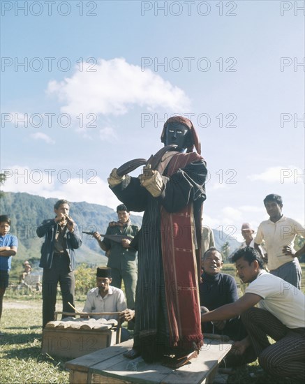 A performance of a life-sized puppet known as Si gale gale