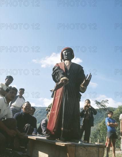 A performance of a life-sized puppet known as Si gale gale