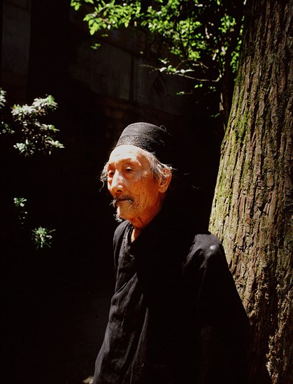 Taoist priest at the Shangqin Gong temple at the top of Qingcheng (Green City) Mountain