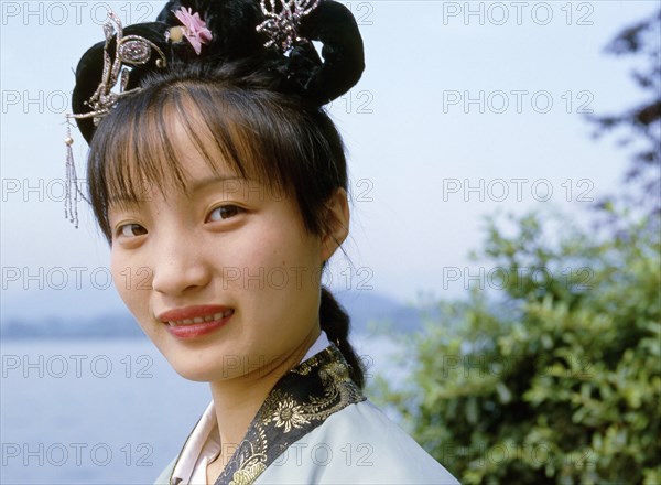 A Tsahang Ca Hung (Colourful Cloud Hostess) at the teahouse in Ruan Yuans Mound