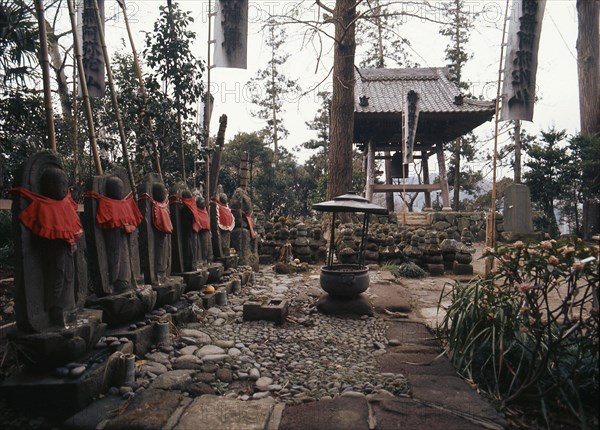 Sugimoto-dera, built by Abbot Gyoki in the 8th Century and said to be the oldest temple at Kamakura