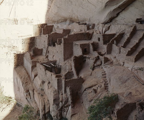 Betatakin a cliff dwelling with 135 rooms