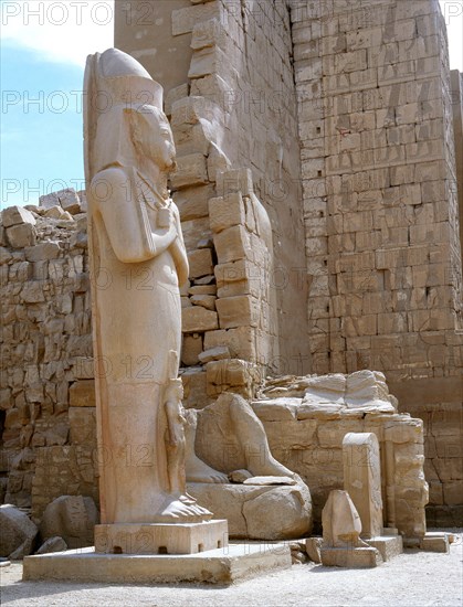 A colossal statue of Ramesses II with a princess, perhaps his daughter Bentanta, standing between his feet