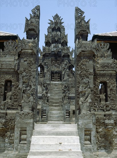 The more ornate style of northern Balinese temple architecture may be seen at Meduwe Karang