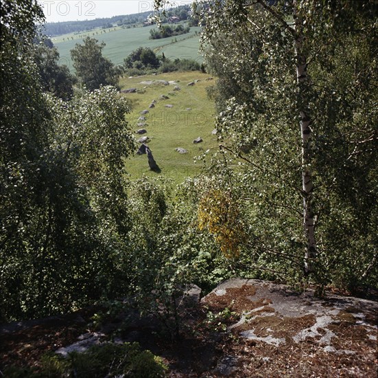 Burial site with outline of a ship in stones