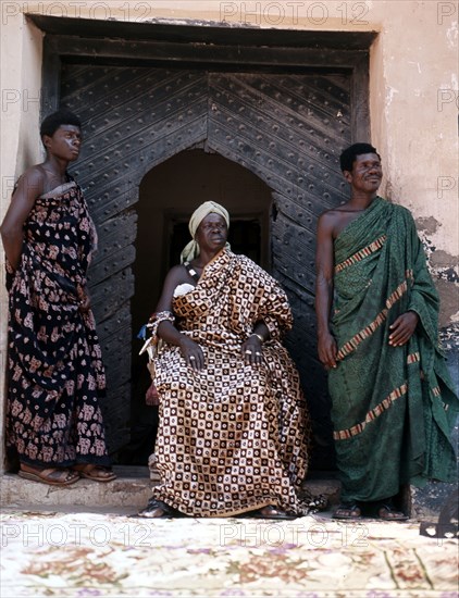 Nana Amonu X, Omanhene of Anomabuand two members of his court