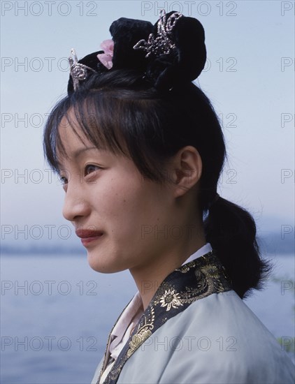 A Tsahang Ca Hung (Colourful Cloud Hostess) at the teahouse in Ruan Yuans Mound