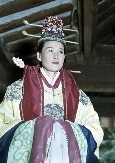 A Korean lady in traditional dress