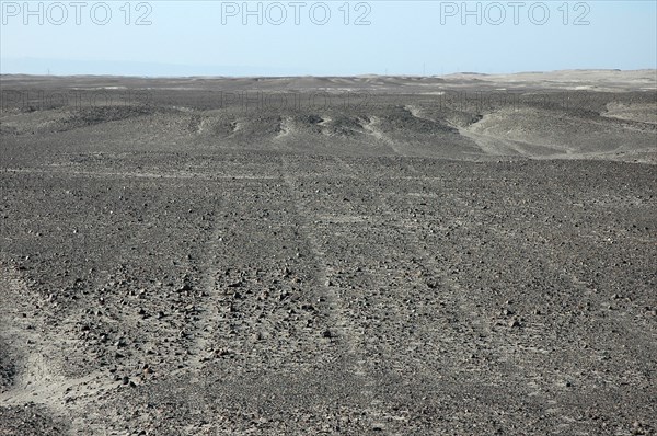 Parallel Nazca lines converging on / radiating out of a small hill