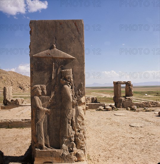 A relief on a doorway of the hall of the Hundred columns depicting the king with two attendants, one of whom carries an umbrella