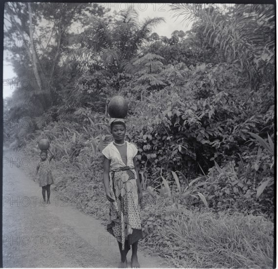 Girl carrying water, near Tinto