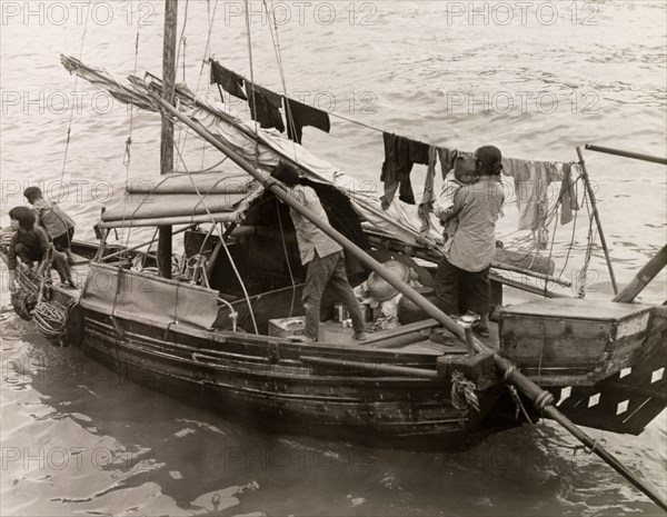 A Chinese family afloat