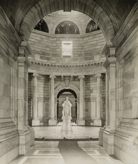 Queen Victoria Statue inside Victoria Memorial