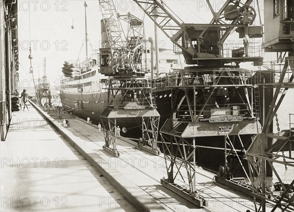 Unloading cargo from the SS Franconia