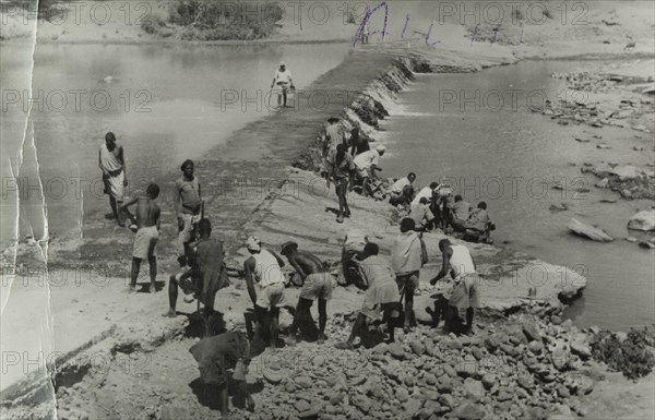 Mau Mau detainees build a dam