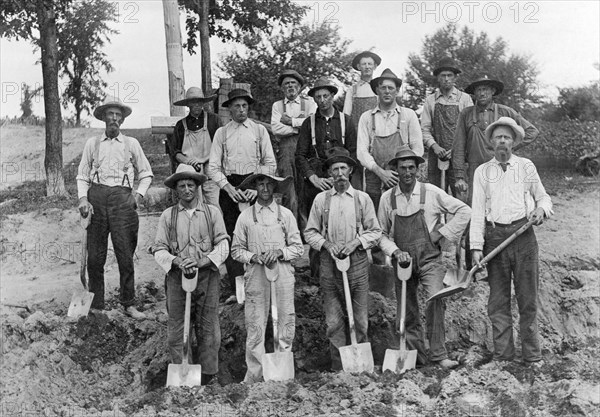 Fourteen Men With Shovels